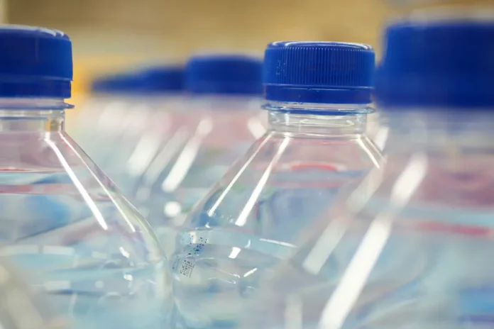 une-douzaine-de-commerces-sanctionnes-a-mayotte-pour-des-bouteilles-deau-trop-cheres