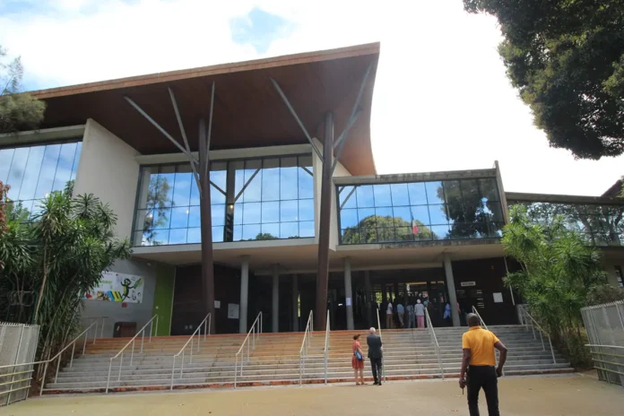 une-grenade-lacrymogene-explose-au-lycee-de-dembeni