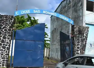 Comores : le financement par la France de la rénovation d’un lycée emblématique suscite de vives critiques Comores : le financement par la France de la rénovation d’un lycée emblématique suscite de vives critiques