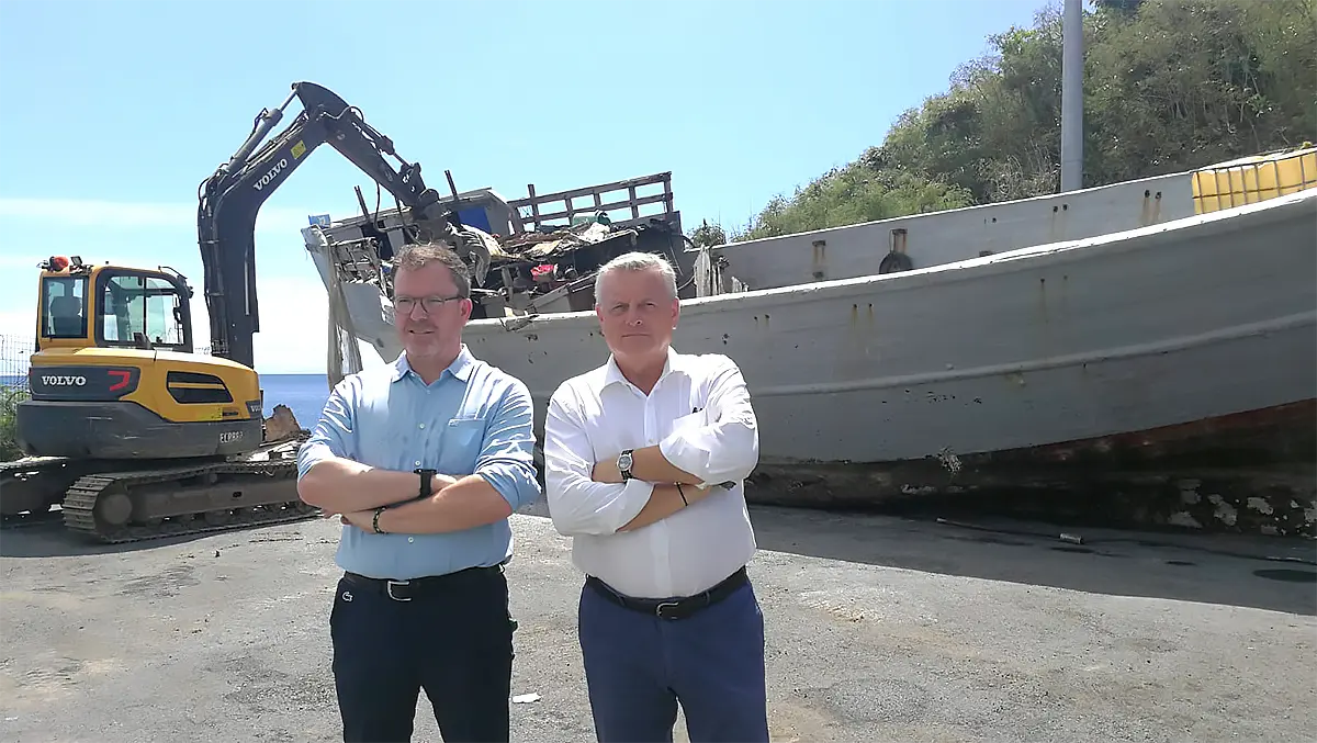 Destruction symbolique d’un boutre au port de Longoni