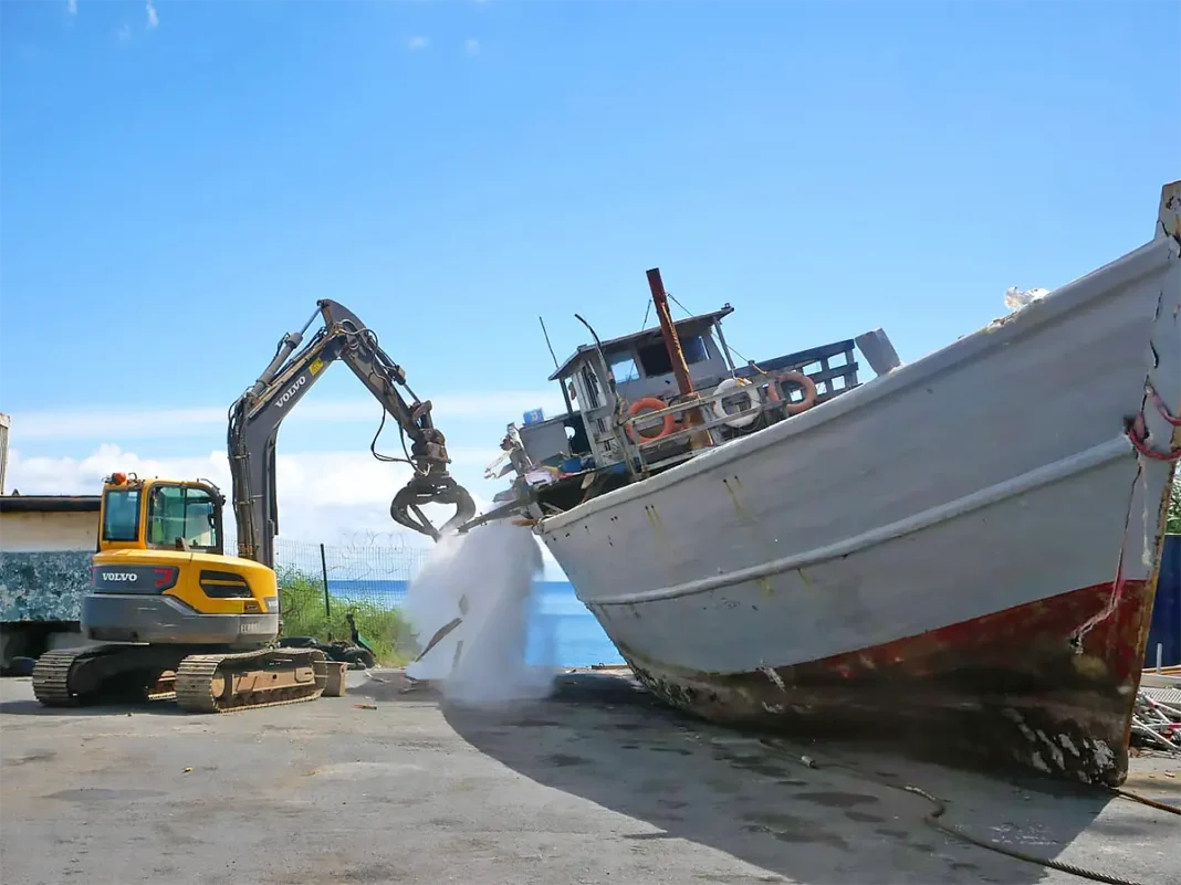 Destruction symbolique d’un boutre au port de Longoni