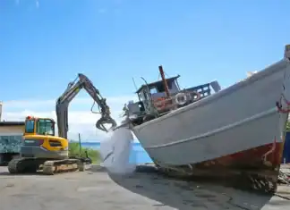 Destruction symbolique d’un boutre au port de Longoni Destruction symbolique d’un boutre au port de Longoni