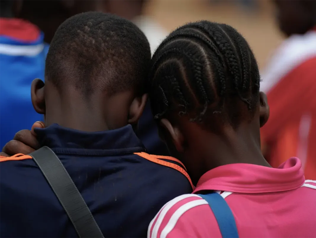 Un jeune homme blessé à la tête par un pavé à Mayotte, deux lycéens mis en examen