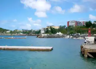 Un ponton d’urgence pour accueillir les croisiéristes doit être mis en service ce vendredi à Mayotte Un ponton d’urgence pour accueillir les croisiéristes doit être mis en service ce vendredi à Mayotte