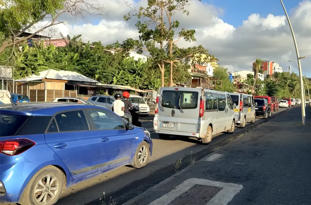 A Mayotte, les taxis entament leur grève pour protester contre leur exclusion des voies Caribus