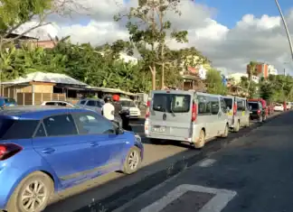 A Mayotte, les taxis entament leur grève pour protester contre leur exclusion des voies Caribus A Mayotte, les taxis entament leur grève pour protester contre leur exclusion des voies Caribus