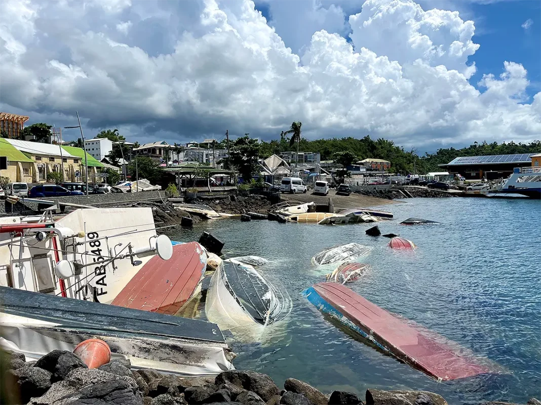 A Mayotte, un plan épaves pour retirer les bateaux coulés dans le port