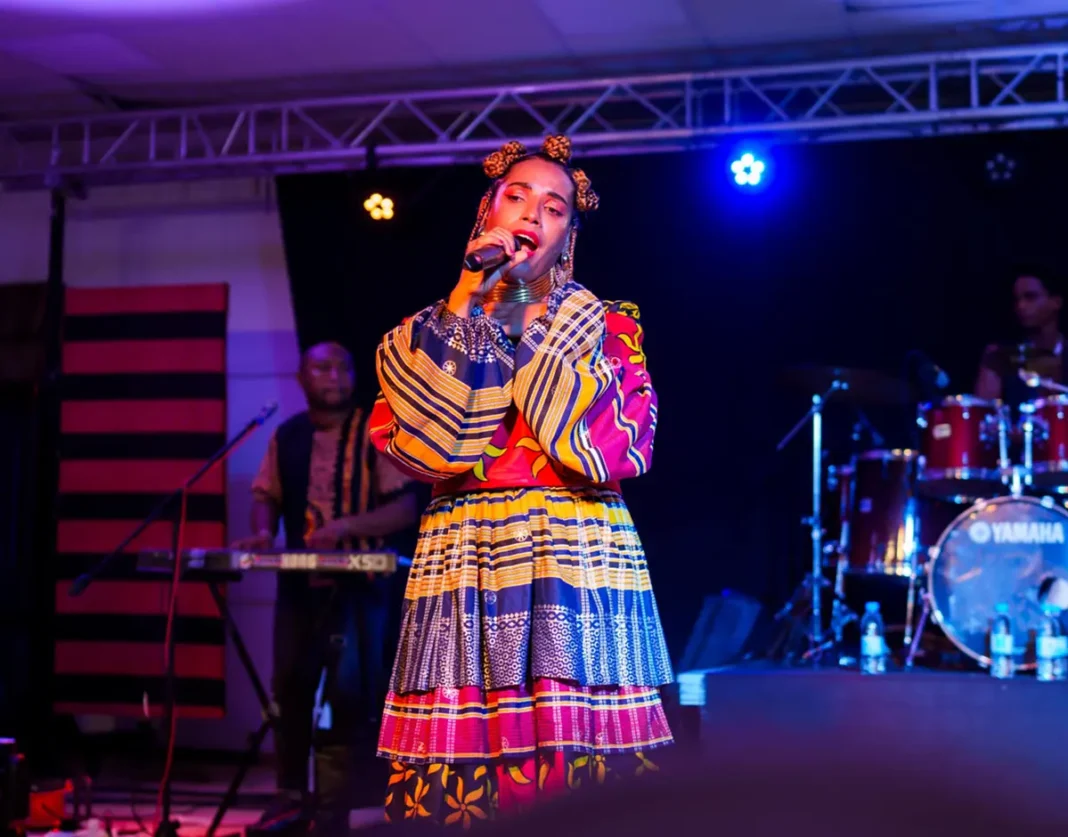 Deux showcases improvisés de la chanteuse comorienne Malha ce week-end à Mayotte