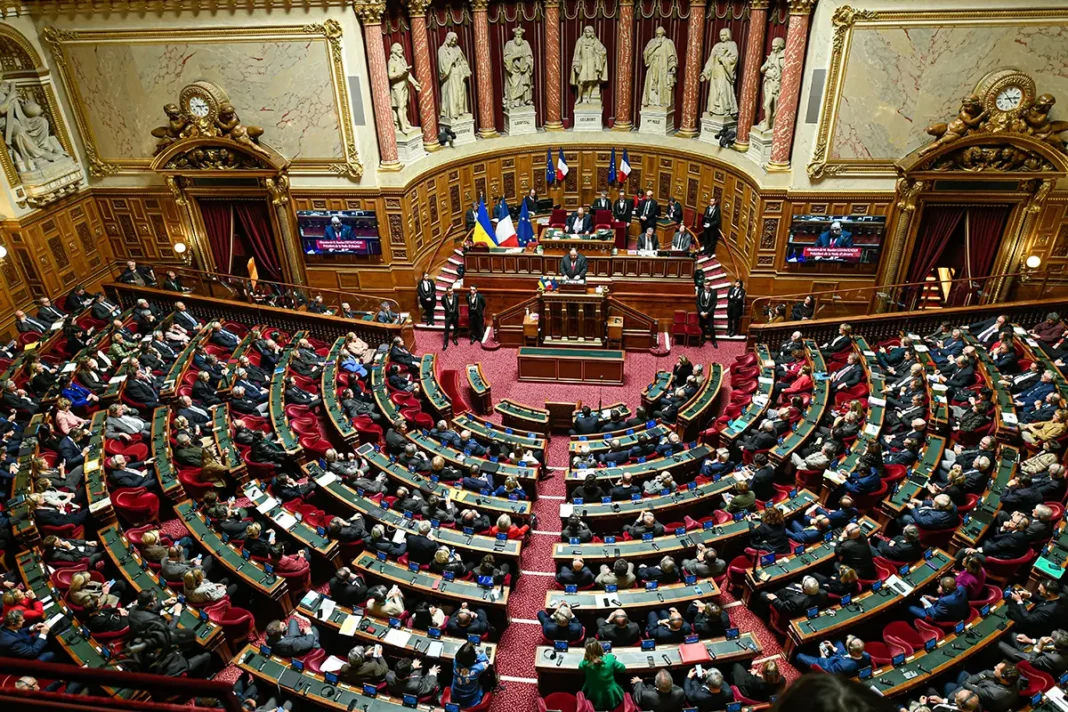 La fin du titre de séjour territorialisé en 2030 adopté à l’Assemblée