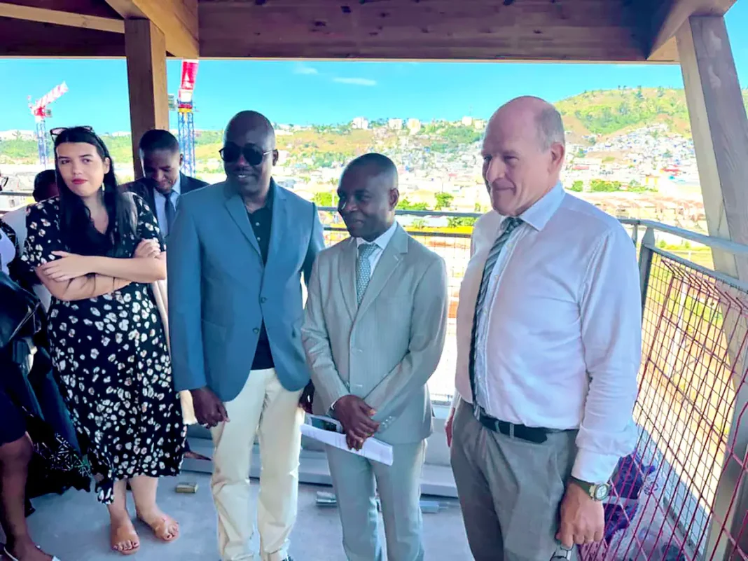 Le ministre Thani Mohamed-Soilihi a montré le futur pôle universitaire de Kaweni au secrétaire d’Etat kenyan des Affaires Etrangères