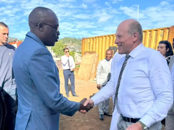 Le ministre Thani Mohamed-Soilihi a montré le futur pôle universitaire de Kaweni au secrétaire d’Etat kenyan des Affaires Etrangères