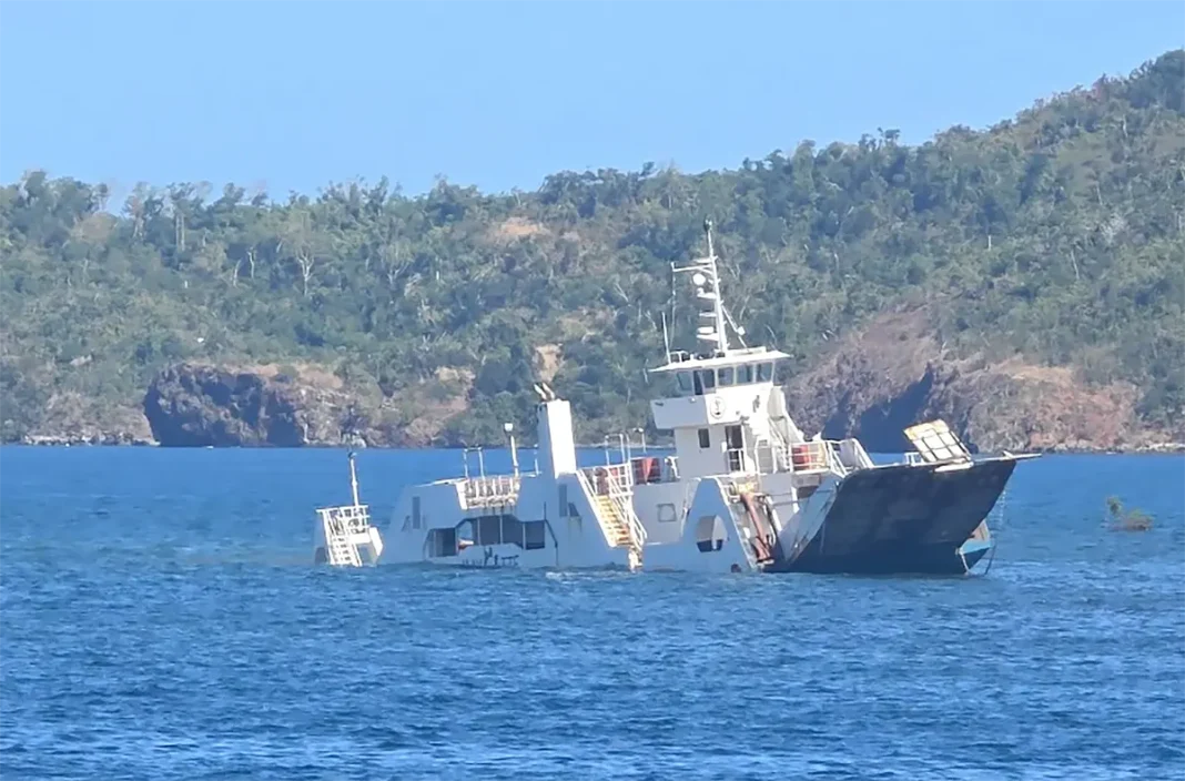 Une barge en train de couler près de la pointe Mahabou