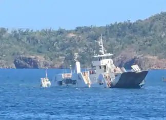Une barge en train de couler près de la pointe Mahabou Une barge en train de couler près de la pointe Mahabou