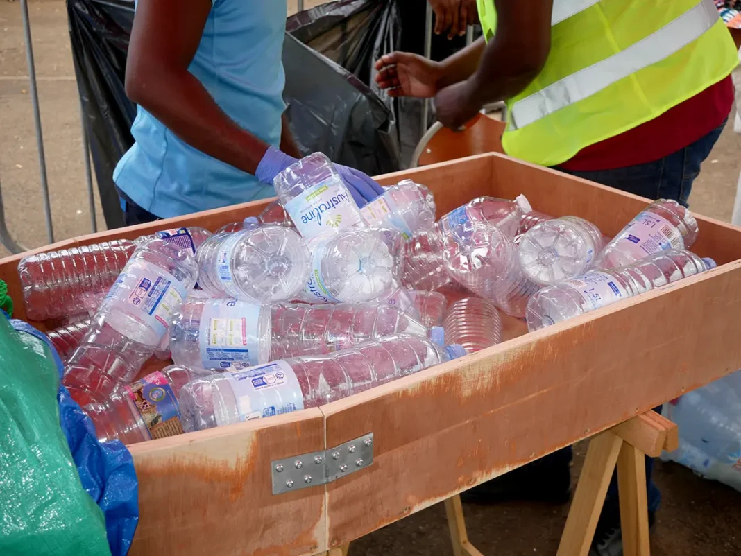 A Mayotte, des bouteilles plastiques échangées contre des denrées grâce à l’opération Doukatri