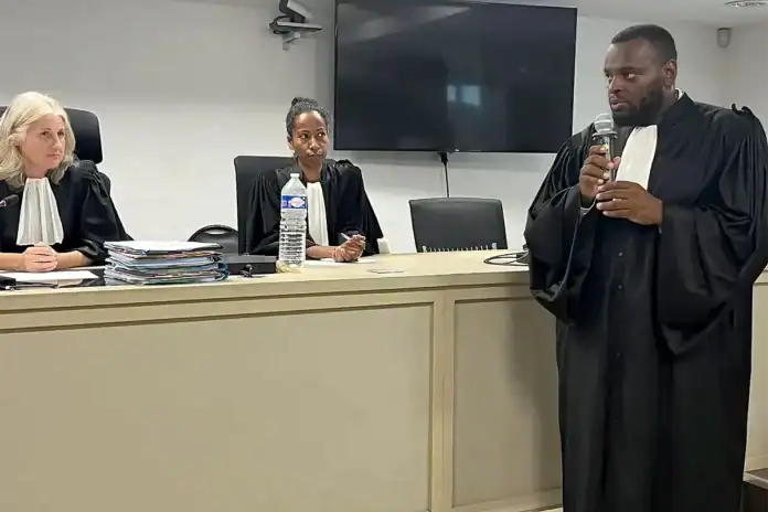« Toute personne a droit à la justice. » Yanis Souhaïli, Bâtonnier de Mayotte « Toute personne a droit à la justice. » Yanis Souhaïli, Bâtonnier de Mayotte