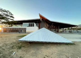 Aéroport Marcel Henry : la toiture du kiosque toujours à terre, dix mois après le cyclone Chido Aéroport Marcel Henry : la toiture du kiosque toujours à terre, dix mois après le cyclone Chido