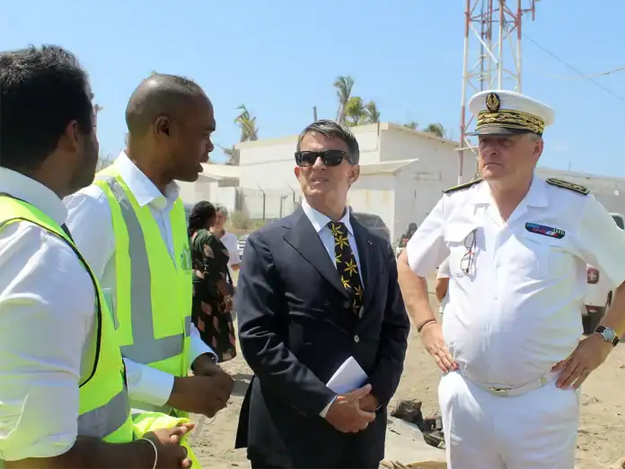 Manuel Valls à Mayotte, des promesses mais peu de solutions face aux déchets