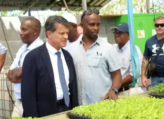 Manuel Valls confronté aux défis de la reconstruction de Mayotte Manuel Valls confronté aux défis de la reconstruction de Mayotte