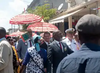 Manuel Valls fait le tour de Mayotte : refondation, eau et écoles au cœur des visites Manuel Valls fait le tour de Mayotte : refondation, eau et écoles au cœur des visites