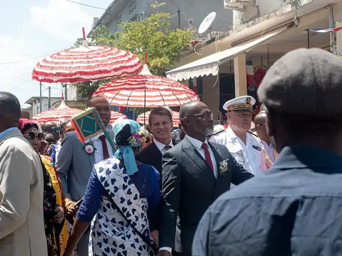 Manuel Valls fait le tour de Mayotte : refondation, eau et écoles au cœur des visites