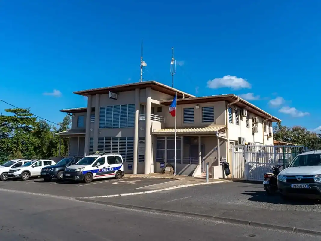 Un enfant noyé, un policier fait usage de son arme