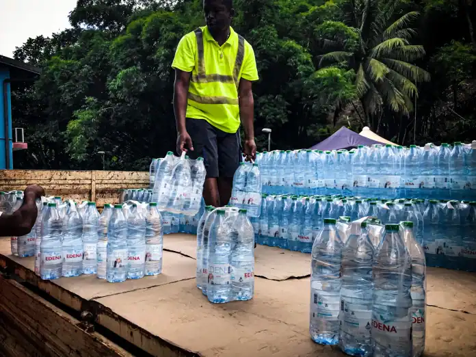 Bandrélé distribue des bouteilles d’eau aux publics vulnérables avant le durcissement des tours d’eau