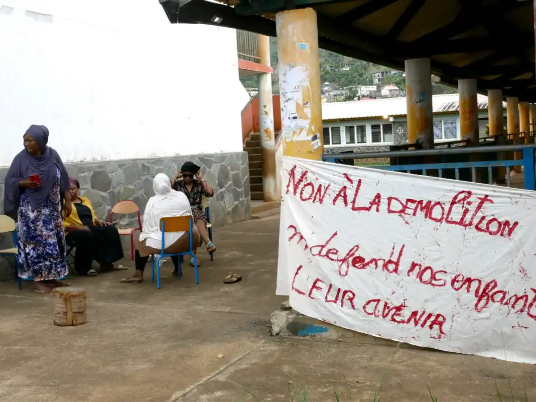 A Acoua, des parents d’élèves occupent l’école pour protester contre la construction d’un plateau sportif