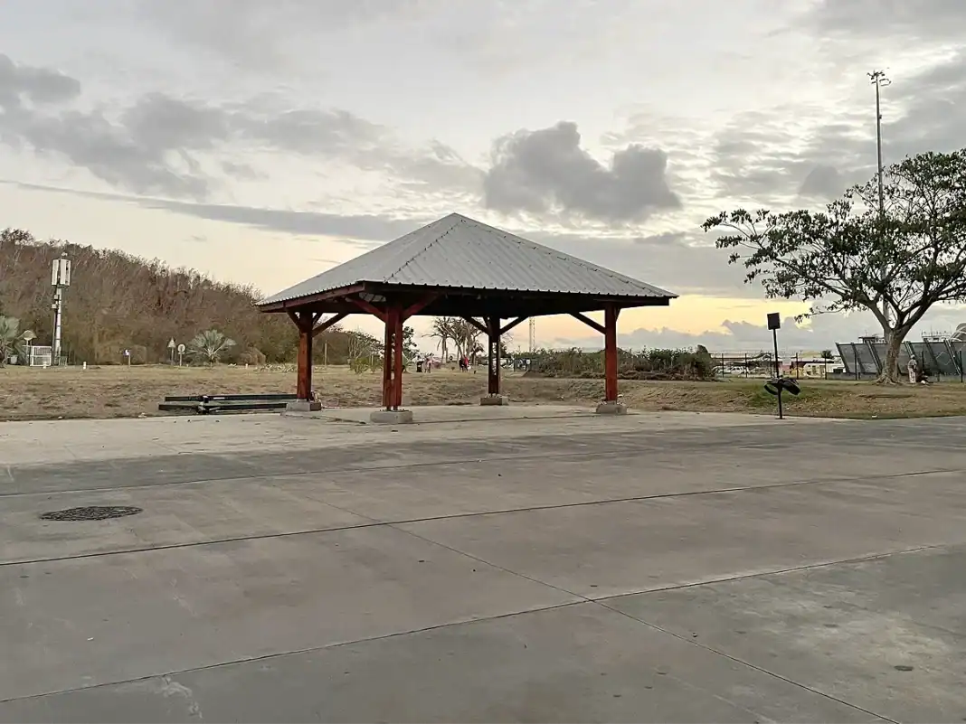 Aéroport Marcel-Henry : le kiosque retrouve enfin son toit