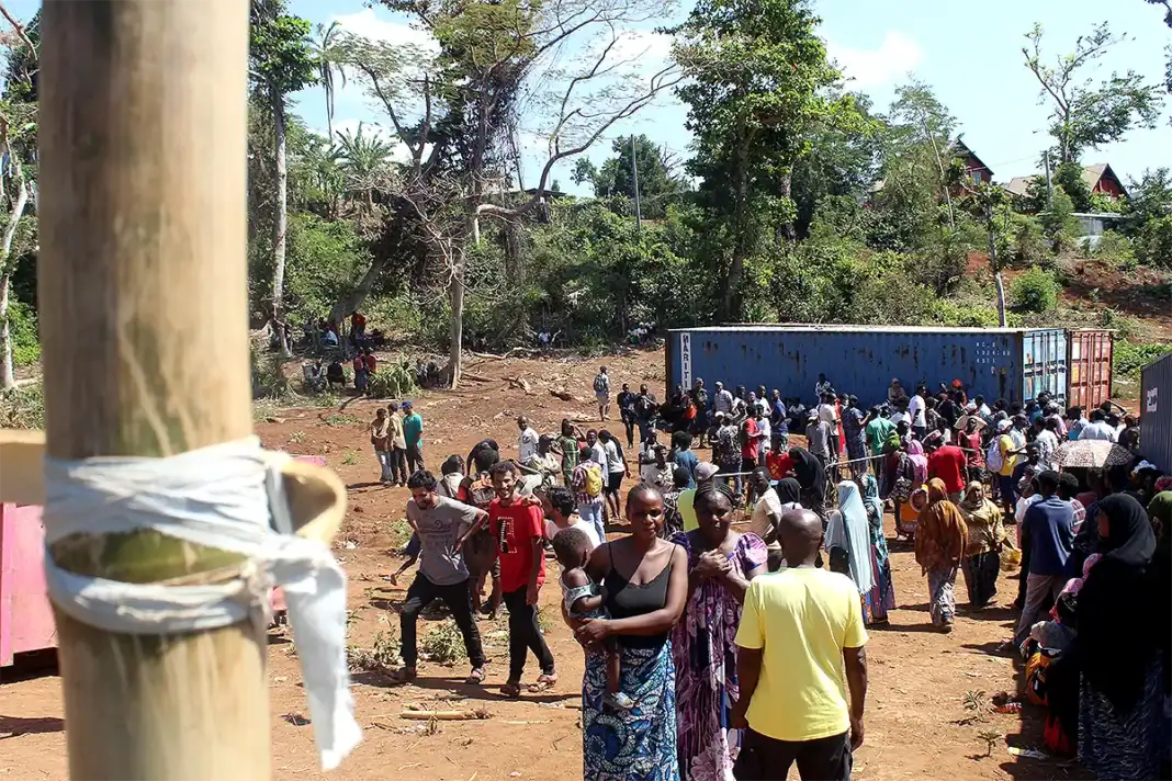 Bachelière, DJ, enseignant… des parcours atypiques au camp de migrants de Tsoundzou II