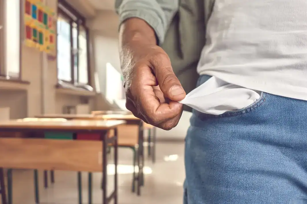 “Enseigner sans salaire, ça suffit !” - les enseignants se couchent au sol pour réclamer leur paie