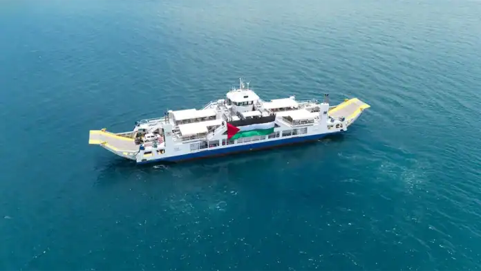 Le collectif Bargestine hisse le drapeau palestinien sur une barge Le collectif Bargestine hisse le drapeau palestinien sur une barge