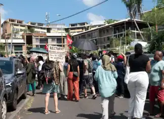 « Pas de paie, pas de travail » : les enseignants de Mayotte à bout de patience « Pas de paie, pas de travail » : les enseignants de Mayotte à bout de patience