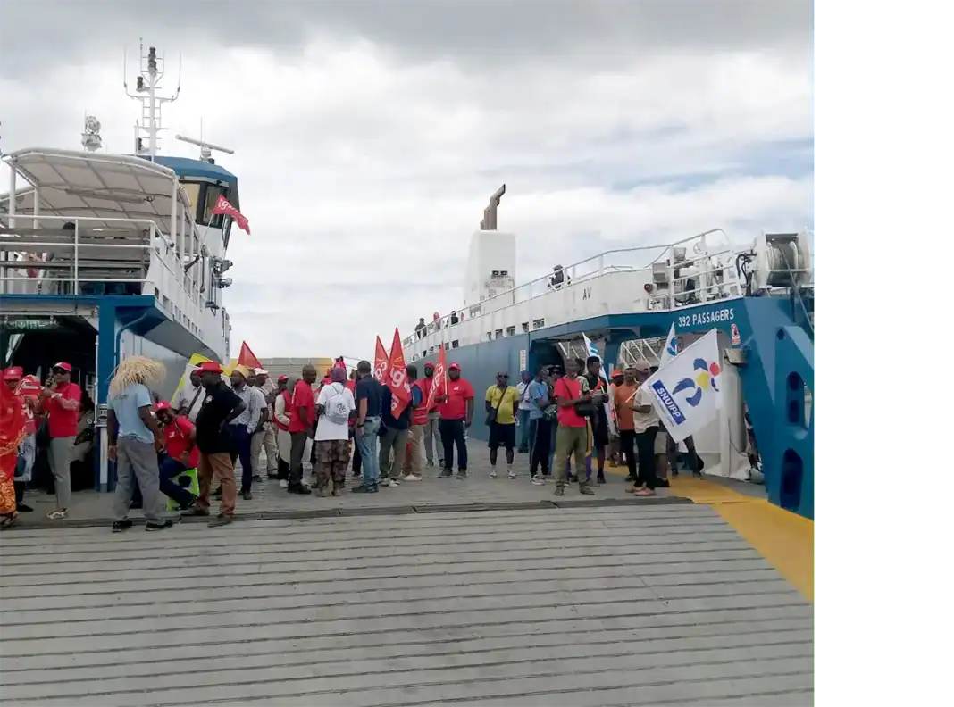 Une barge réquisitionnée pour assurer la navette ce lundi