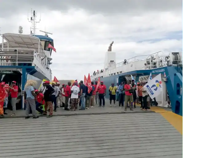 Une barge réquisitionnée pour assurer la navette ce lundi
