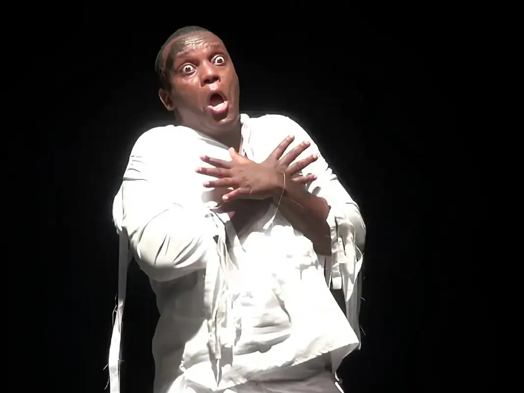 « A qui la faute ? » : quand la magie du théâtre transforme le poème de Victor Hugo en « duel contre un djinn »