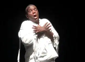 « A qui la faute ? » : quand la magie du théâtre transforme le poème de Victor Hugo en « duel contre un djinn » « A qui la faute ? » : quand la magie du théâtre transforme le poème de Victor Hugo en « duel contre un djinn »