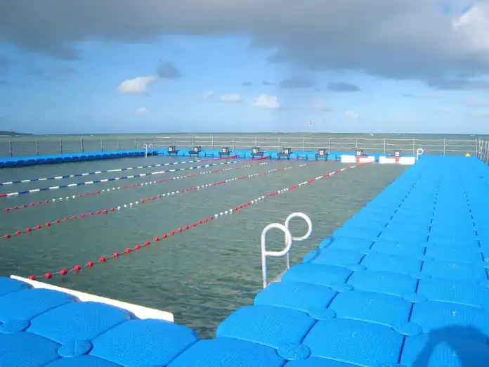 Bandrélé mise sur un bassin flottant pour prévenir les noyades et relancer la natation scolaire Bandrélé mise sur un bassin flottant pour prévenir les noyades et relancer la natation scolaire