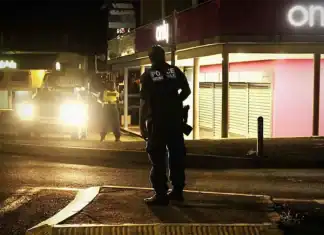 Entre incendie volontaire et barrages enflammés, un climat irrespirable à Vahibé Entre incendie volontaire et barrages enflammés, un climat irrespirable à Vahibé