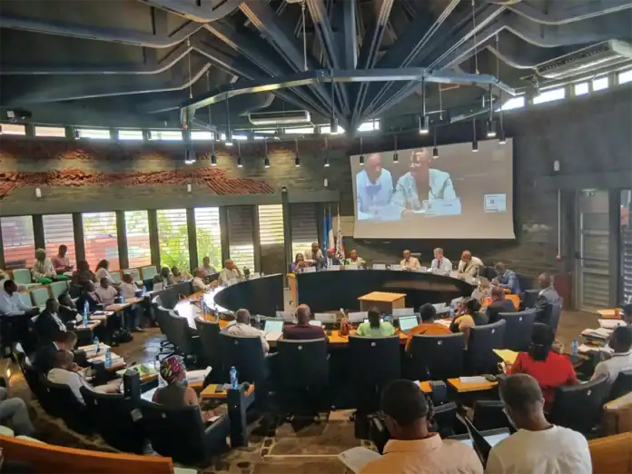 Le conseil départemental décide de réduire son « train de vie » et d’aider financièrement EDM Le conseil départemental décide de réduire son « train de vie » et d’aider financièrement EDM