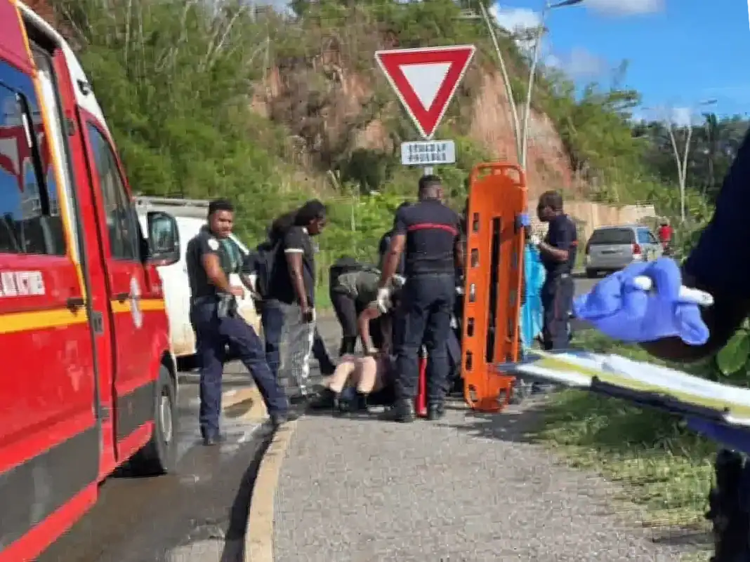 Un scootériste projeté contre un panneau de signalisation