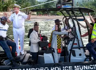 À M’tsahara, la ministre des Outre-mer inaugure le ponton et le bateau de la police municipale À M’tsahara, la ministre des Outre-mer inaugure le ponton et le bateau de la police municipale