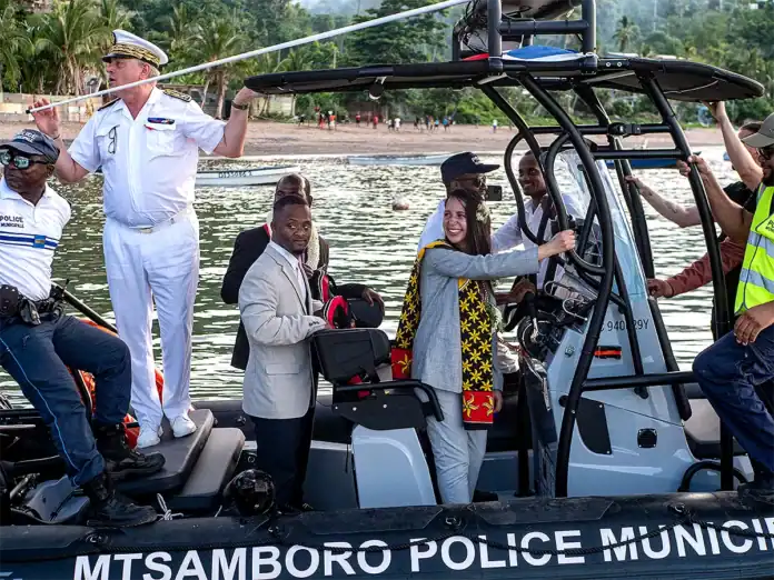À M’tsahara, la ministre des Outre-mer inaugure le ponton et le bateau de la police municipale