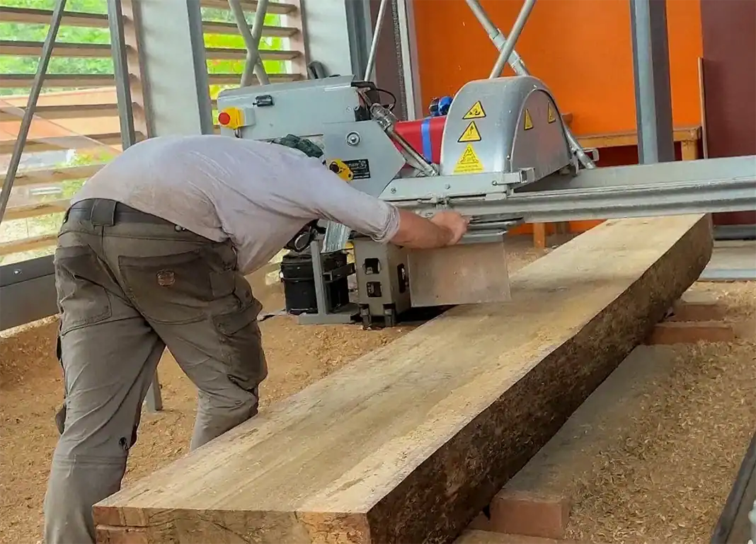 Une scierie mobile coopérative pour transformer les bois tombés en ressources durables