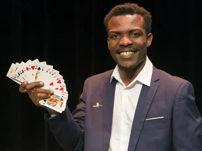 Afghan Descartes, un magicien formé par la curiosité Afghan Descartes, un magicien formé par la curiosité