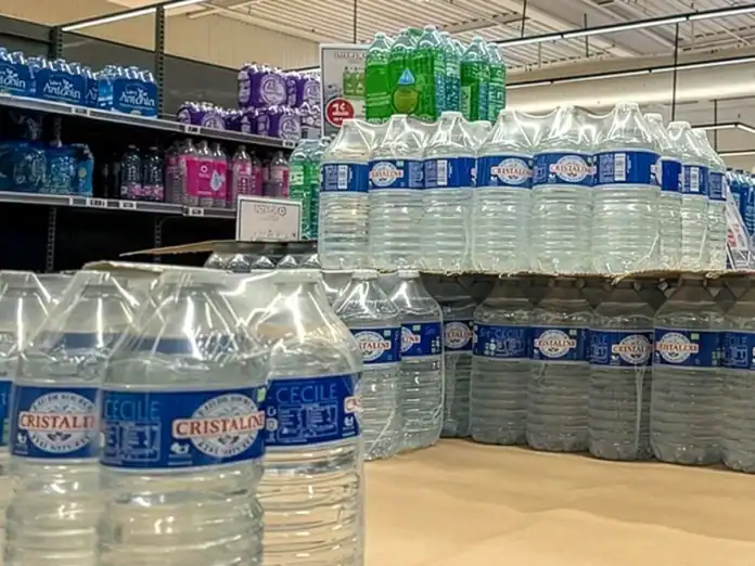 Bouteilles d’eau à Mayotte : l’État maintient la pression sur les prix jusqu’à l’été 2026