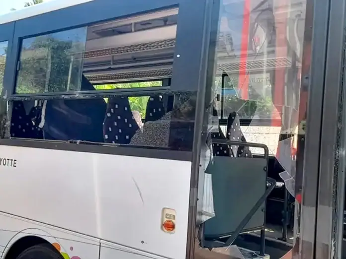 Matis dénonce un vandalisme contre les bus scolaires à Mayotte