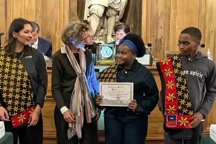 Mayotte à l’honneur : un projet collégien récompensé à l’Institut de France pour le “sac intelligent” Mayotte à l’honneur : un projet collégien récompensé à l’Institut de France pour le “sac intelligent”