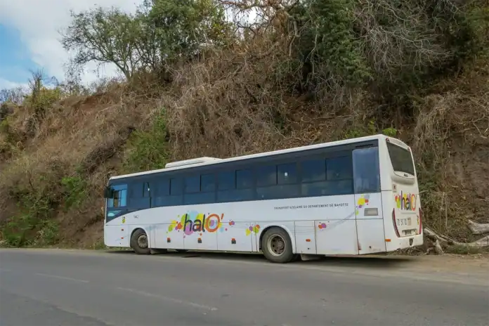 Plusieurs bus caillassés hier matin à Koungou