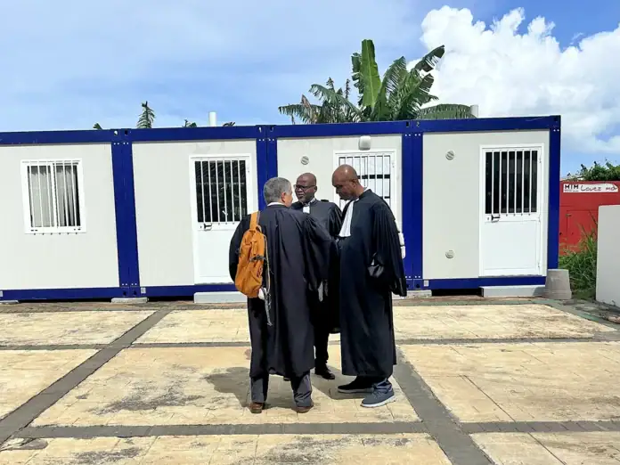 Cour d’assises de Mayotte : une audience suspendue sur fond de colère du barreau
