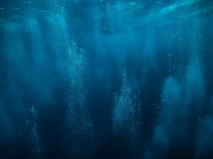 Mayotte mise sur "l’énergie bleue" : une barge innovante pour transformer l’eau de mer en or bleu